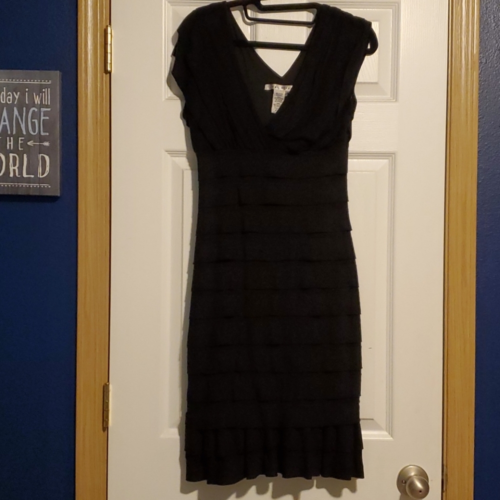🌺2 For $20 Item🌺 Max Studio Black Layered V-Neck Form Hugging Dress